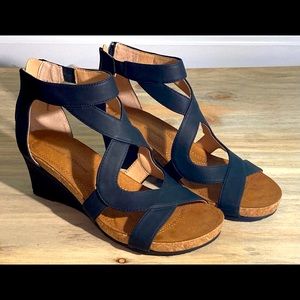 NIB Adrienne Vittadini Black Criss-Cross Wedge Sandal Sz 7M